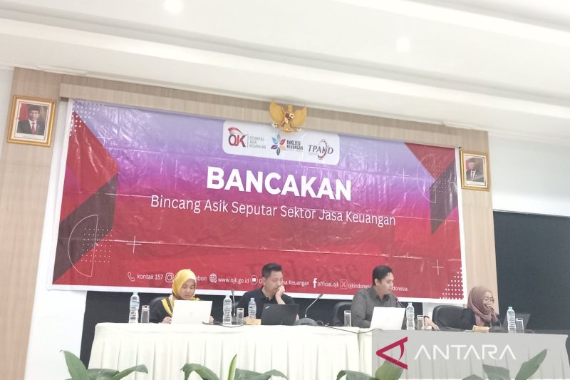 Ketua OJK Cirebon Agus Muntholib (dua dari kanan) di Kuningan, Jawa Barat, Jumat (13/9/2024), saat memberikan keterangan terkait dengan jumlah aduan dan konsultasi sektor jasa keuangan. (ANTARA/Fathnur Rohman)