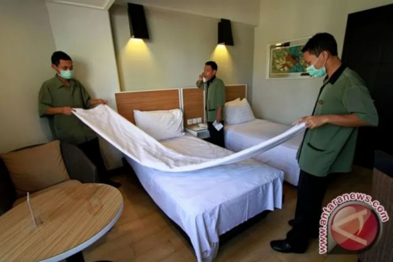 Foto Arsip - Sejumlah petugas merapikan salah satu kamar di sebuah hotel di Yogyakarta, Rabu (24/8/2024). ANTARA