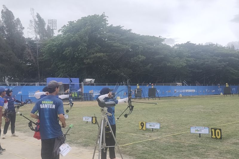 Tim panahan Banten dengan atletnya Banten dengan atletnya Syahara Khoerunisa dan Danara Handaja tampil dalam semifinal divisi compound beregu campuran dalam Pekan Olahraga Nasional (PON) XXI/2024 Aceh-Sumatera Utara di Stadion Harapan Bangsa, Banda Aceh, Jumat (13/9/2024). ANTARA/Risky Syukur