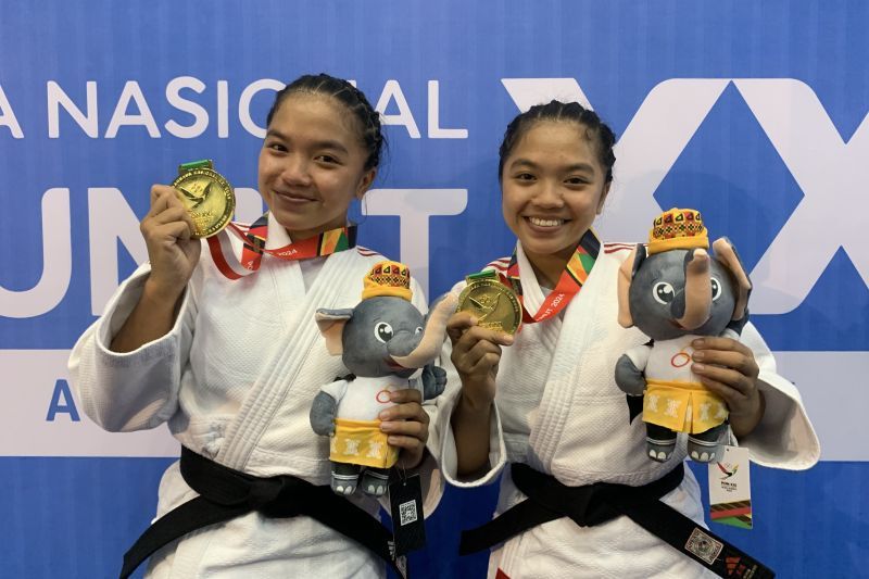 Atlet kembar asal Bali Ni Made Sukerti (19) dan Ni Nyoman Suwitri (19) berhasil meraih medali emas meski tampil perdana di ajang Pekan Olahraga Nasional (PON) yang digelar di Gelanggang Universitas Syiah Kuala (USK) Kota Banda Aceh, Jumat.ANTARA/Mario Sofia Nasution