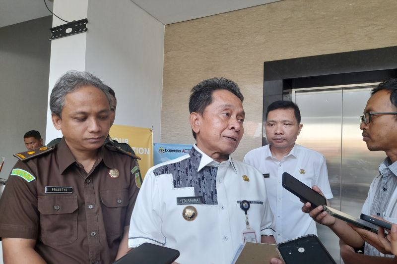 Pj Wali Kota Serang, Yedi Rahmat (tengah) di Serang, Banten, Senin (11/9/2024). (ANTARA/Desi Purnama Sari)