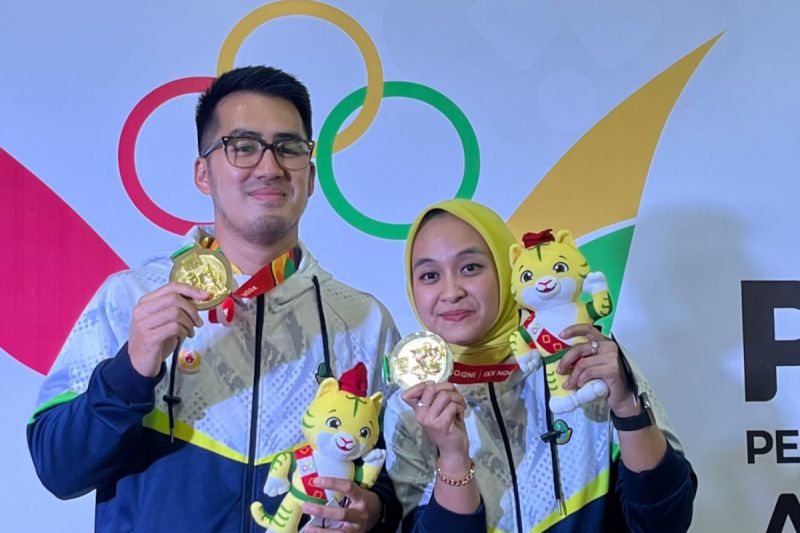 Peboling dari tim Jawa Barat Rangga Dwichandra Yudhira (kiri) dan Alisha Nabila Larasati, memegang medali emas nomor ganda campuran PON XXI Aceh-Sumut 2024 di GOR Bowling Hj Rayati Syafrin Kabupaten Deli Serdang, Sumatera Utara, Jumat (13/9/2024). ANTARA/HO-PB PON Wilayah Sumut
