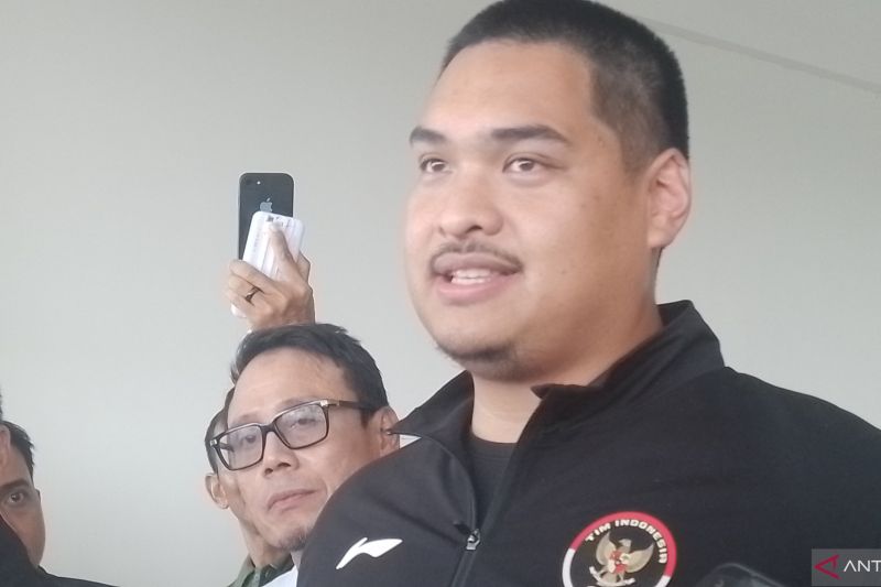 Menpora Dito Ariotedjo berbicara kepada wartawan setelah mengecek tempat pertandingan cabang olahraga Bola Voli indoor PON Aceh-Sumut 2024 di GOR Bola Voli, Sumut Sport Center, Deli Serdang, Jumat (13/9/2024). (ANTARA/Aldi Sultan)