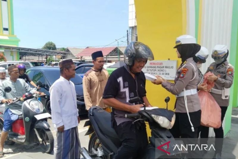 Anggota Ditlantas Polda Babel membagikan makanan kepada jamaah usai shalat Jumat di salah satu masjid di Kota Pangkalpinang, Jumat (13/9/2024). (ANTARA/HO-Humas Polda Babel)