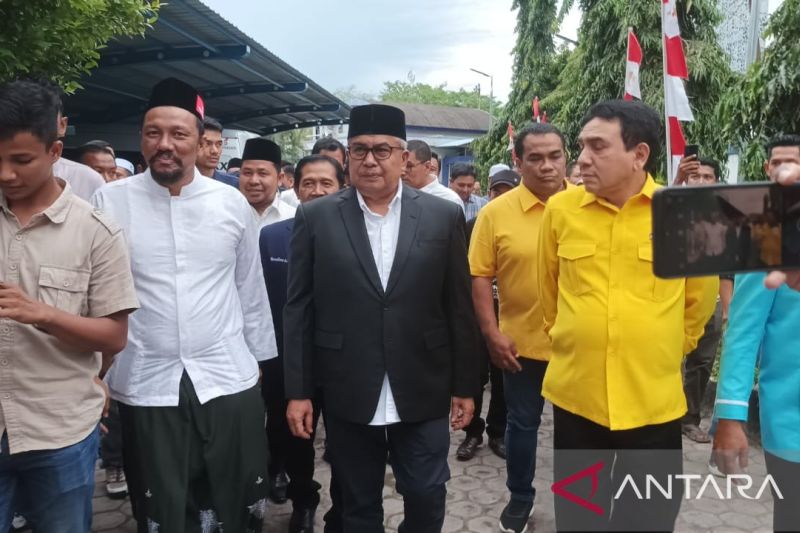 Bakal calon Gubernur Aceh Bustami bersama pasangannya bakal calon Wakil Gubernu Aceh M Fadhil Rahmi dan rombongan saat melakukan pendaftaran ke Kantor KIP Aceh, di Banda Aceh, Jumat (13/9/2024) ANTARA/Rahmat Fajri