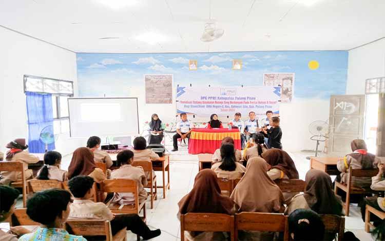 Margaretha Karotina, saat menyampaikan materi kepada anak - anak SMA Negeri 2 Pulang Pisau (FOTO : IST