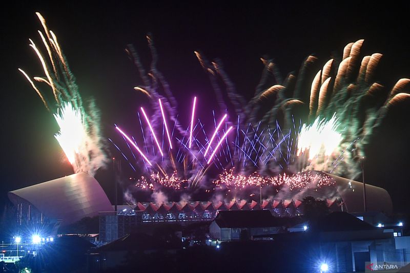 Suasana pertunjukan kembang api pada pembukaan PON XXI Aceh-Sumut 2024 di Stadion Harapan Bangsa, Banda Aceh, Aceh, Senin (9/9/2024). Perhelatan olahraga empat tahunan yang berlangsung 9-20 September 2024 tersebut mengangkat tema Bersatu Kita Juara. ANTARA FOTO/Budi Candra Setya/wpa.
