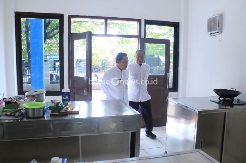 Penjabat (Pj) Wali Kota Tangerang, Dr. Nurdin (kiri) dan Kepala Dinas Ketenagakerjaan Kota Tangerang Ujang Hendra saat meninjau lokasi pelatihan tata boga bagi keluarga karyawan yang dilaksanakan oleh BLK. ANTARA/HO-Pemkot Tangerang