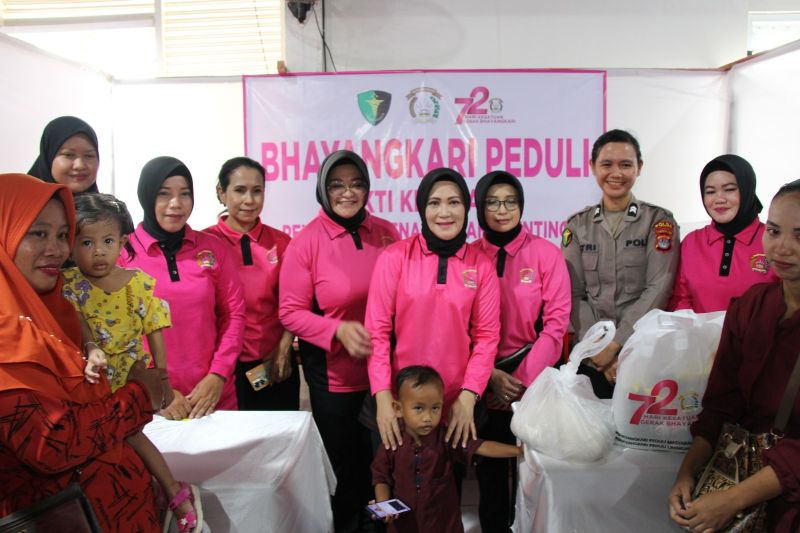 Bhayangkari Polri Gelar Bakti Kesehatan dan Sosial di Perbatasan