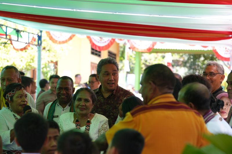 Direktur Jenderal Kebudayaan, Hilmar Farid bersama dengan warga dan siswa di NTT. (ANTARA/Ho/Kemendikbudristek)