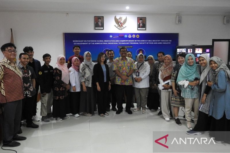 Para akademisi dan instansi Pemprov NTB foto bersama pada diskusi kelompok terpumpun "Menumbuhkan Inovasi Global dan Daya Saing Industri Pertanian melalui Penetapan Teknologi Industri Pertanian" di Unram. (ANTARA/HO-Faperta Unram).