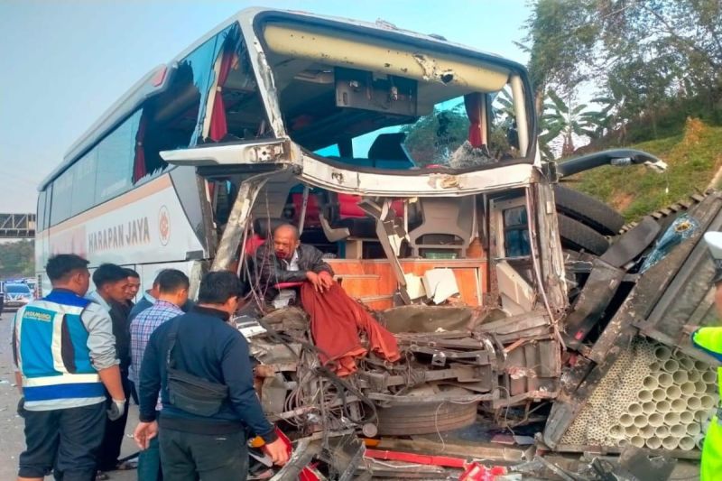 Anggota Polres Batang bersama instansi terkait sedang melakukan proses evakuasi bus Harapan Jaya yang mengalami kecelakaan di Tol Batang KM. 437 jalur A, di Batang, Sabtu (14/9/2024). (ANTARA/Ho-Humas Polres Batang)