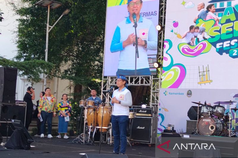 Menteri Kesehatan Budi Gunadi Sadikin memberikan keterangan dalam "Ayo Sehat Festival 2024" di Gedung Sate Bandung, Sabtu (14/9/2024). (ANTARA/Ricky Prayoga)