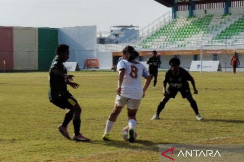 Laga antara tim Papua Pegunungan (hijau hitam) melawan Babel dalam perebutan medali perunggu pada cabor sepak bola PON 2024 (ANTARA/Juraidi)