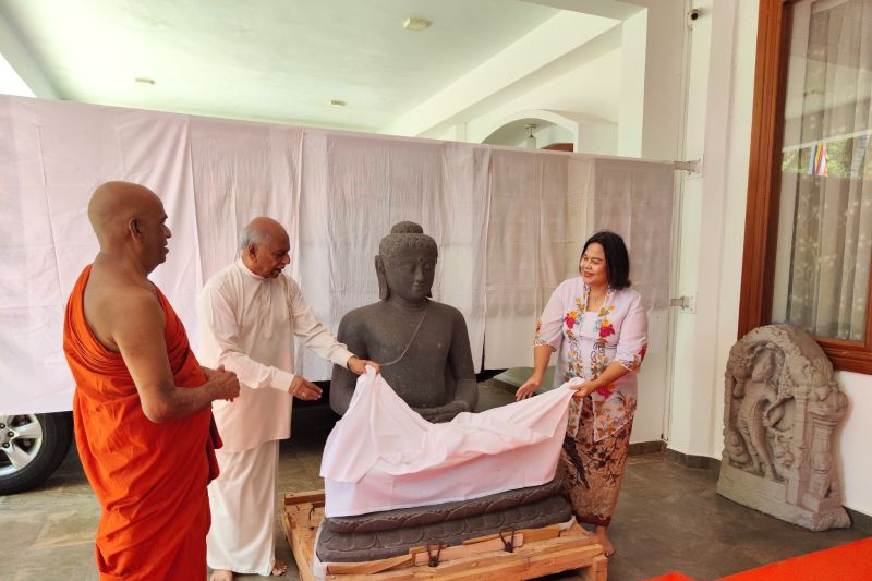 Indonesia Serahkan Patung Buddha untuk Meningkatkan Hubungan Sri Lanka