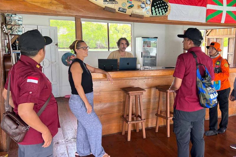 Tim Divisi Imigrasi Kantor Wilayah Kemenkumham Aceh mewawancarai warga negara asing di Pulau Banyak, Kabupaten Aceh Singkil. ANTARA/HO-Humas Kemenkumham Aceh