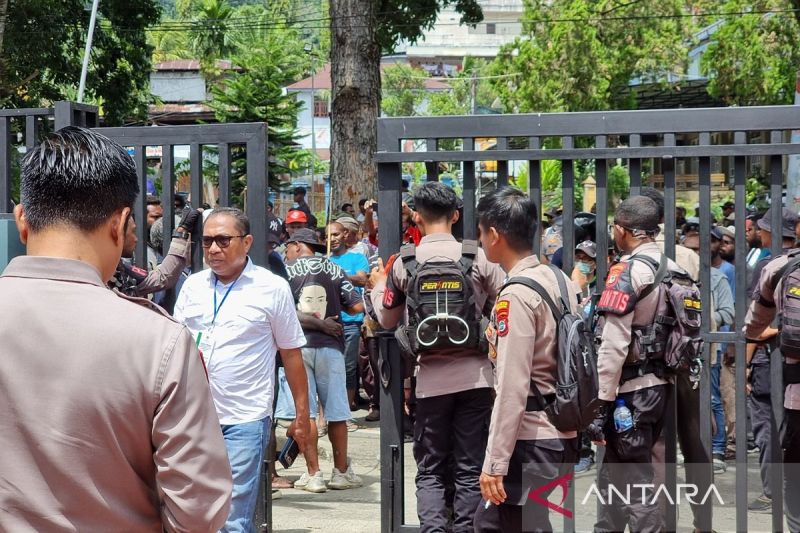Personel Polresta Manokwari melakukan pengamanan di gerbang kantor KPU Manokwari, Papua Barat, saat pendaftaran pasangan bakal calon bupati-wakil bupati BERBUDI, Sabtu (14/09/2024) siang. (ANTARA/Fransiskus Salu Weking)