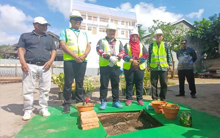 Bupati Kotim Lakukan Peletakan Batu Pertama Pembangunan SDN 1 Baamang Tengah
