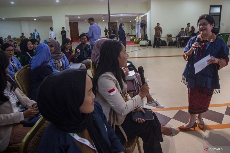 Tren Busana Anak Muda, Pengaruh Media Sosial dan Etika Berpakaian
