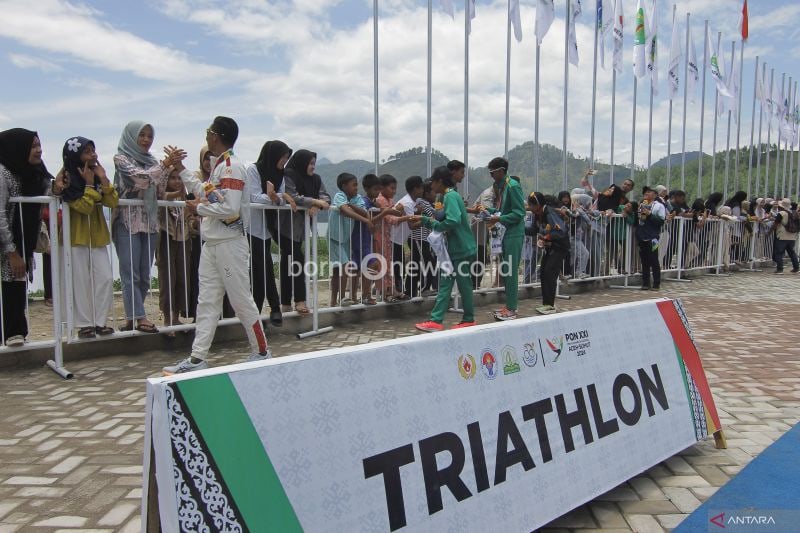 Ilustrasi - Sejumlah warga berjabat tangan dengan atlet peraih medali saat menonton perlombaan triathlon standard putri PON XXI Aceh-Sumut 2024 di Takengon, Kabupaten Aceh Tengah, Aceh, Rabu (11/9/2024). (ANTARA/Arnas Padda)