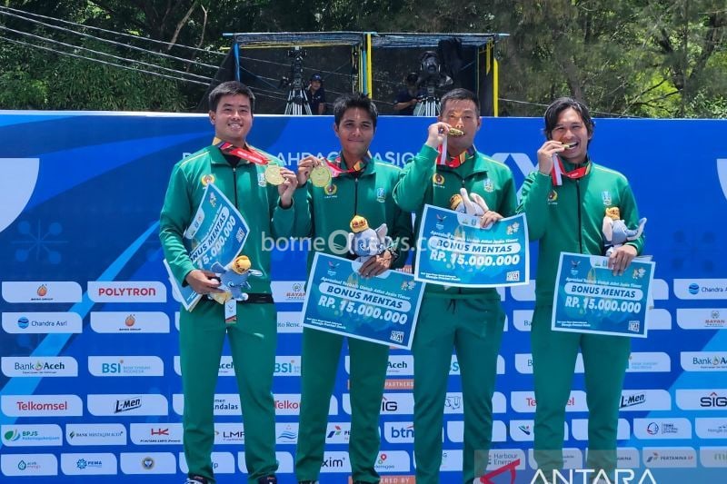 Anthony Susanto, Muhammad Rifqi Fitriadi, David Susanto, Christoper Rungkat (ki-ka) berfoto bersama setelah upacara penghormatan pemenang tenis beregu putra PON XXI Aceh-Sumatera Utara 2024, di lapangan tenis Komplek Stadion Harapan Bangsa, Banda Aceh, Sabtu (14/9/2024). (ANTARA/RAUF ADIPATI)