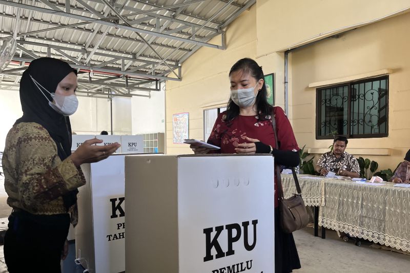 Arsip foto - Seorang warga Batam saat memasukkan surat suara usai melakukan pencoblosan di TPS, Rabu (14/2/2024). ANTARA/Jessica