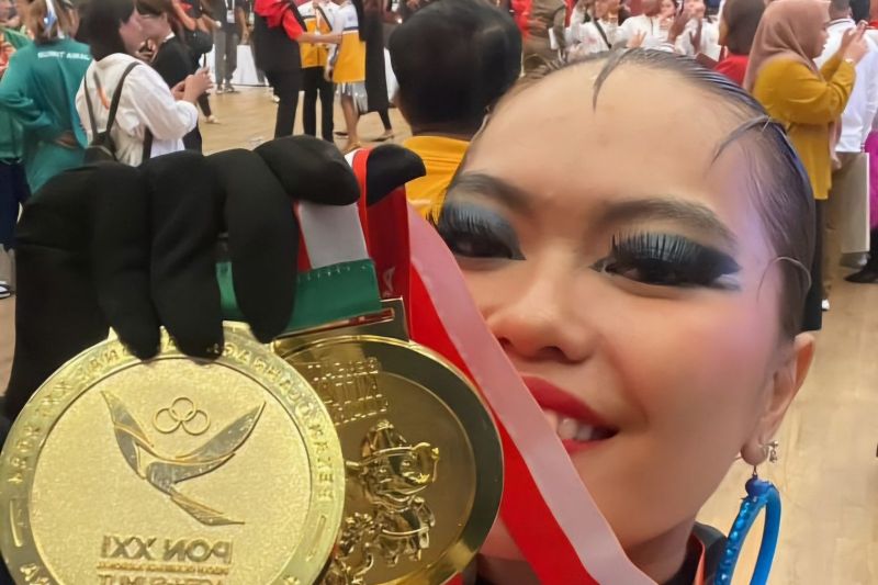 Atlet dansa asal Kabupaten Bekasi Marshanda Azalia menunjukkan dua medali emas yang diraih pada ajang PON XXI Aceh-Sumatera Utara 2024 untuk kontingen Jawa Barat. (ANTARA/HO: KONI Kabupaten Bekasi).