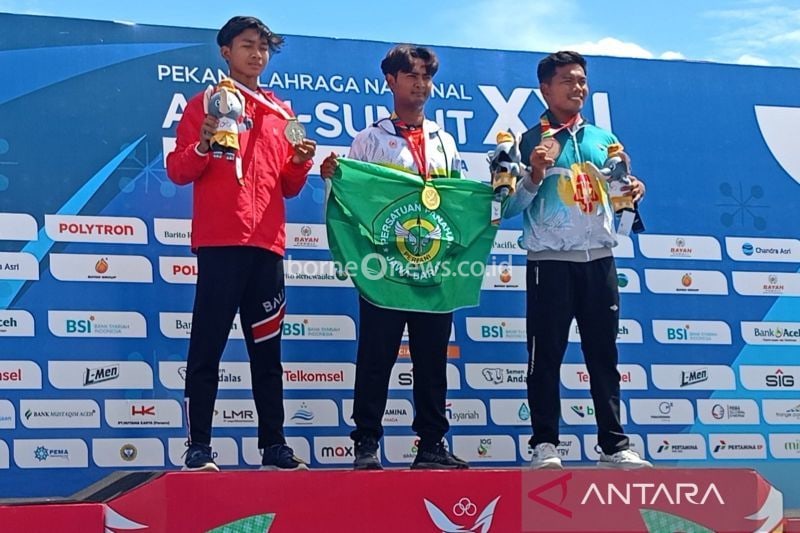 Atlet panahan Bali Gusti Fazli Kertinegoro (kiri) menyabet medali perak pada nomor recurve putra PON XXI di Stadion Harapan Bangsa, Banda Aceh, Sabtu (14/9/2024) ANTARA/HO-Perpani Bali/Dewa Ketut Sudiarta Wiguna