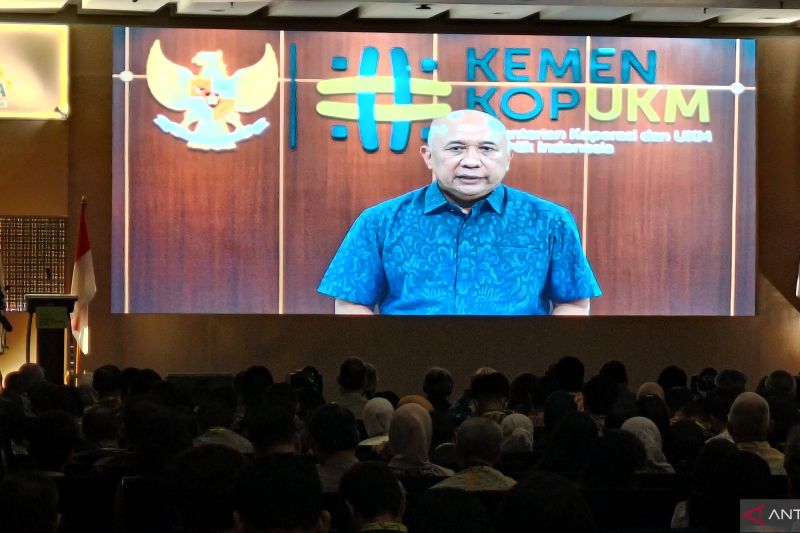 Menteri Koperasi dan Usaha Kecil Menengah Teten Masduki memberikan sambutan via zoom dalam pembukaan pameran furnitur dan kerajinan IFFINA Indonesia Mebel & Design Expo pada 14-17 September 2024. (Azmi Samsul Maarif)