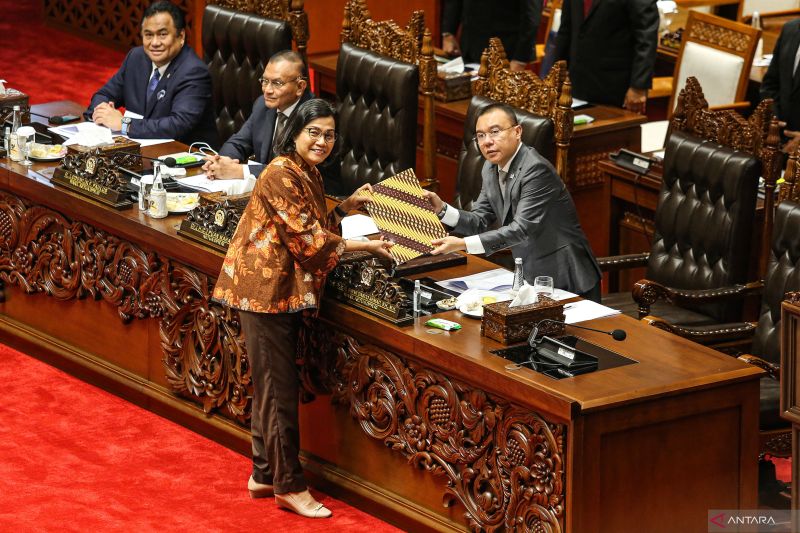 Menteri Keuangan Sri Mulyani Indrawati (kedua kanan) menyerahkan berkas berisi pendapat akhir presiden kepada Wakil Ketua DPR Sufmi Dasco Ahmad (kanan) saat Rapat Paripurna ke-5 Masa Persidangan I Tahun Sidang 2024-2025 di Gedung Nusantara II, kompleks Parlemen, Senayan, Jakarta, Selasa (3/9/2024). Rapat paripurna tersebut mencakup pengambilan keputusan terhadap RUU tentang Pertanggungjawaban atas Pelaksanaan APBN Tahun Anggaran 2023. ANTARA FOTO/Asprilla Dwi Adha/tom. (ANTARA FOTO/ASPRILLA DWI