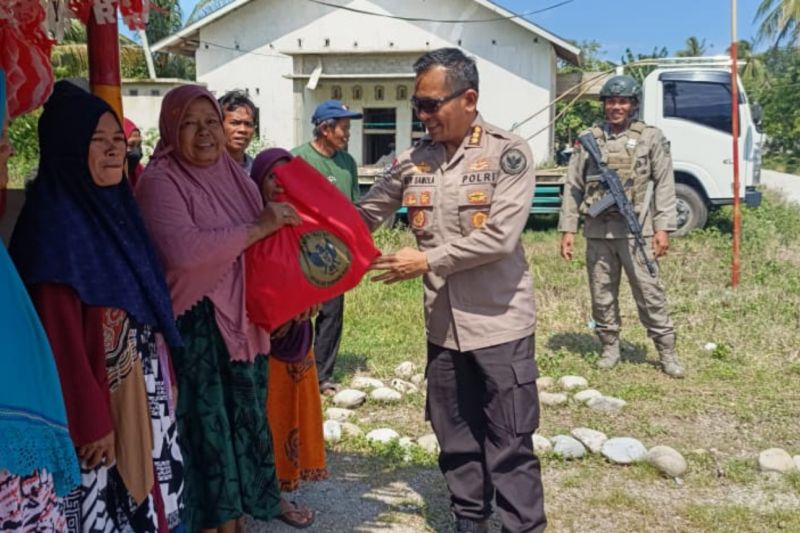 Kepala Operasi (Kaops) Madago Raya, Komisaris Besar Polisi Boy F.S. Samola memberikan bantuan sembako kepada masyarakat Desa Tabalu, Kecamatan Poso Pesisir, Kabupaten Poso, Sulawesi Tengah. ANTARA/HO-Polda Sulteng