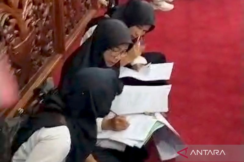 Sejumlah tenaga honorer guru dan non-kependidikan di sekolah tingkat taman kanak-kanak hingga sekolah menengah pertama di Kabupaten Mukomuko sedang mengisi formulir perpanjangan kontrak kerjanya, Sabtu (14/9/2024)ANTARA/Ferri.
