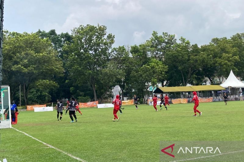 Tim hoki outdoor putri Jawa Barat membuka peluang medali Pekan Olahraga Nasional (PON) XXI Aceh-Sumut XXI-2024 usai berhasil mengalahkan Jawa Timur 2-0 dalam laga penyisihan (ANTARA/Anggi Luthfi Panggabean)