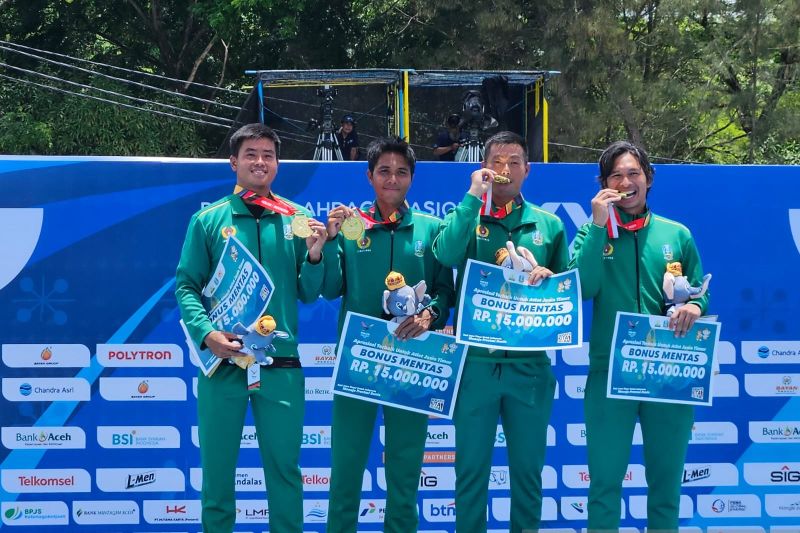 Anthony Susanto, Muhammad Rifqi Fitriadi, David Susanto, Christoper Rungkat (ki-ka) berfoto bersama setelah upacara penghormatan pemenang tenis beregu putra PON XXI Aceh-Sumatera Utara 2024, di lapangan tenis Komplek Stadion Harapan Bangsa, Banda Aceh, Sabtu (14/9/2024). (ANTARA/RAUF ADIPATI) (ANTARA/RAUF ADIPATI)