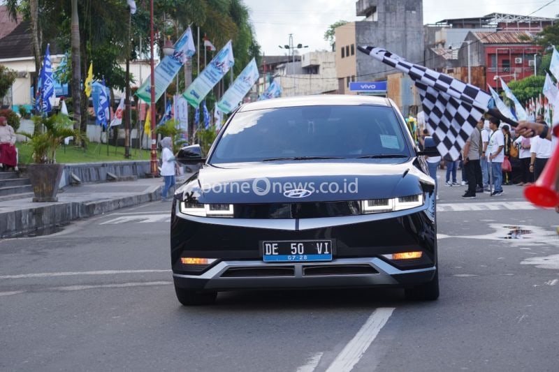 Konvoi komunitas kendaraan listrik atau Electric Vehicle (EV) di Kota Ambon dalam rangka meriahkan Hari Pelanggan Nasional (HPN) 2024. ANTARA/ Ho- PLN UIW MMU.