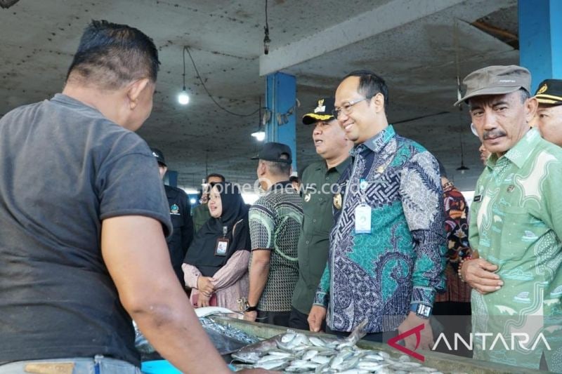 Penjabat Gubernur Kepulauan Babel Sugito saat meninjau stok dan harga sembako di Pasar Tanjungpandan Belitung (ANTARA/HO-Diskominfo Babel)