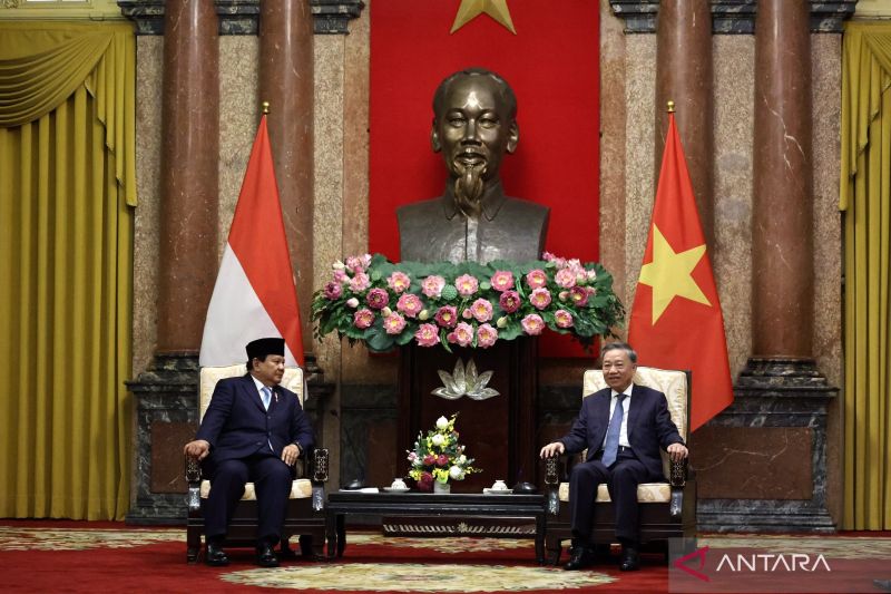 Indonesian Defense Minister Prabowo Subianto (left) hold a meeting with Vietnamese President Tô Lâm in Hanoi on September 14, 2024. (ANTARA/HO-Biro Humas Setjen Kemhan RI)