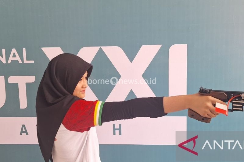 Pelajar SMA Rihadatul Asyifa dari Provinsi Riau peraih medali emas nomor 25m pistol women Pekan Olahraga Nasional (PON) XXI Aceh-Sumut 2024. (ANTARA/M Ifdhal)