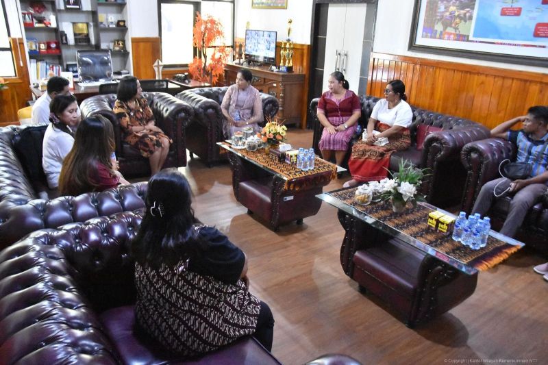 Bincang-bincang antara Kakanwil Kemenkumham NTT Marciana D Jone dengan Ketua MPIG TIF Fehan Malaka di Kupang. ANTARA/Ho-Humas Kemenkumham NTT.