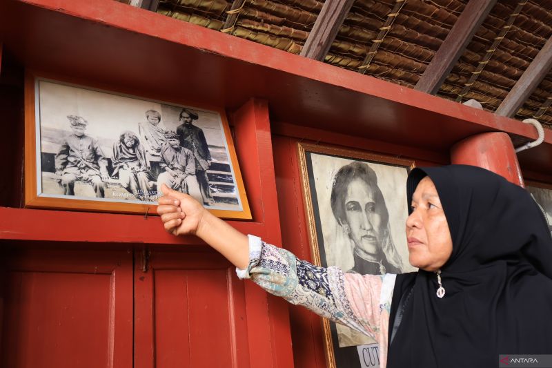 Juru Pelihara Rumoh Tjut Nja' Dhien atau museum Cut Nyak Dhien, Asiah (54) menunjukkan foto Cut Nyak Dhien tanpa penutup kepala yang ditangkap tentara Hindia Belanda. ANTARA/Muhammad Zulfikar