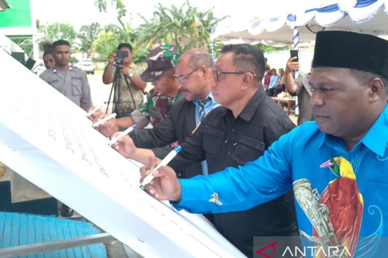 Kepala Kementerian Agama Kabupaten Biak Numfor, Papua Rolland S Abidondifu S.Si (kanan) menandatangani Pilkada 2024 yang damai. ANTARA/Muhsidin