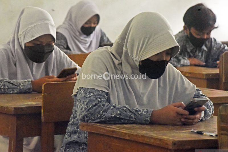 Negara Eropa Larang Penggunaan Ponsel di Sekolah untuk Fokus Belajar