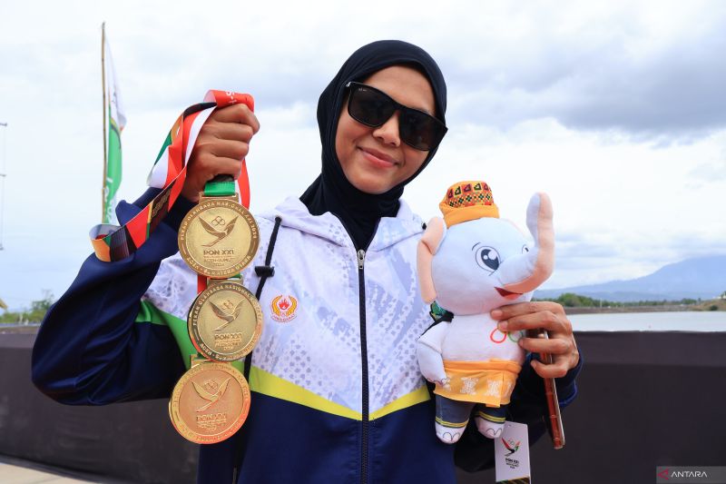 Melani Putri, a rower from West Java, holding the three gold medals she won in the 21st Aceh-North Sumatra National Sports Week (PON) in Aceh Besar, Aceh, on Saturday (September 14, 2024). (ANTARA/M Zulfikar)