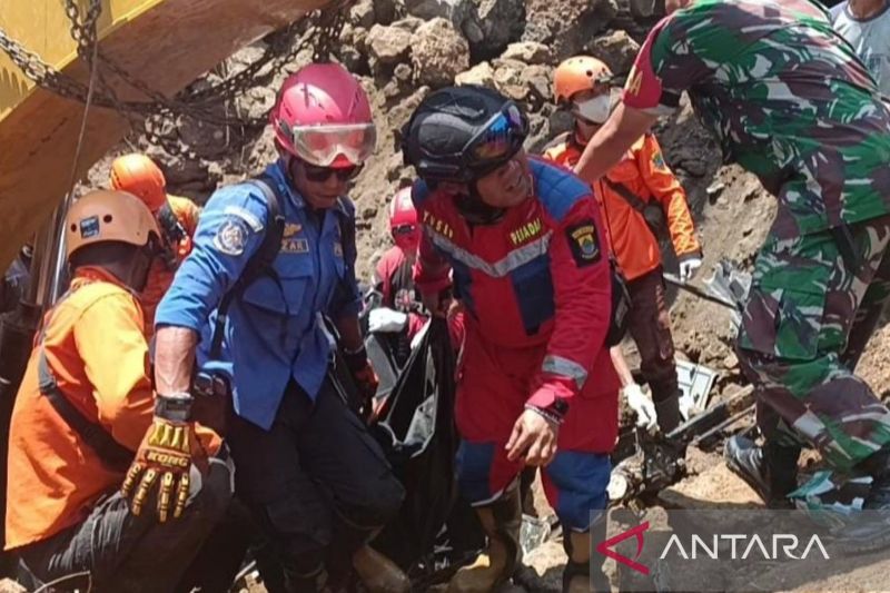 Basarnas Cianjur Jawa Barat bersama petugas gabungan saat berhasil mengevakuasi jasad operator alat berat yang tertimbun tanah sedalam lima meter di Kecamatan Cilaku, Sabtu (14/9/2024). ANTARA/Ahmad Fikri.