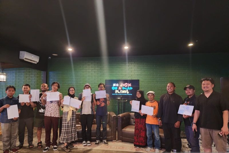 Trend Asia bersama Music Declare's Emergency dan band lokal Pontianak LAS! menggelar diskusi lingkungan bertajuk No Music on a Dead Planet yang membahas tentang isu lingkungan terkini di Kalimantan Barat (ANTARA/Rendra Oxtora)