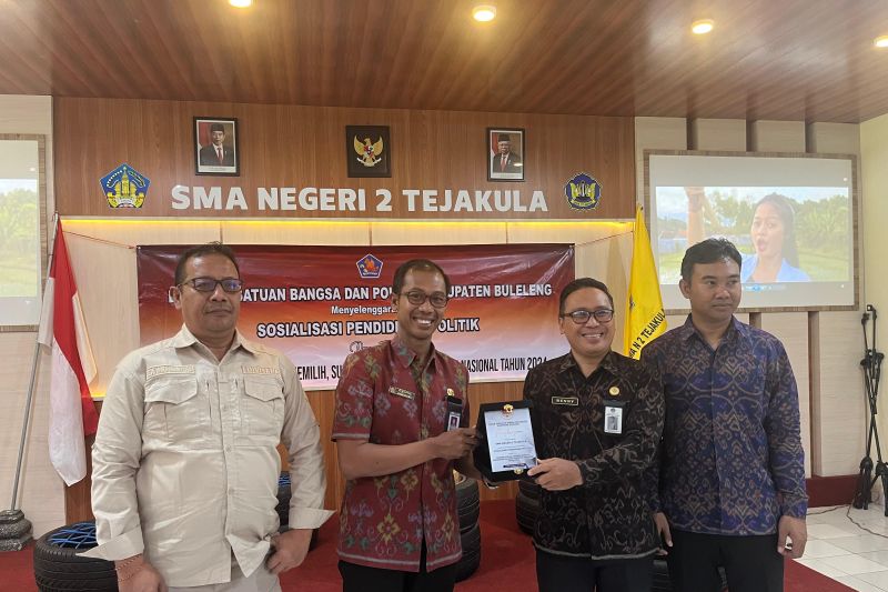 Kepala SMAN 2 Tejakula Gede Benny Kurniawan memberikan piagam penghargaan kepada narasumber sosialisasi politik di SMAN 2 Tejakula, Kabupaten Buleleng, Bali. ANTARA/HO-Diskominfosanti Buleleng