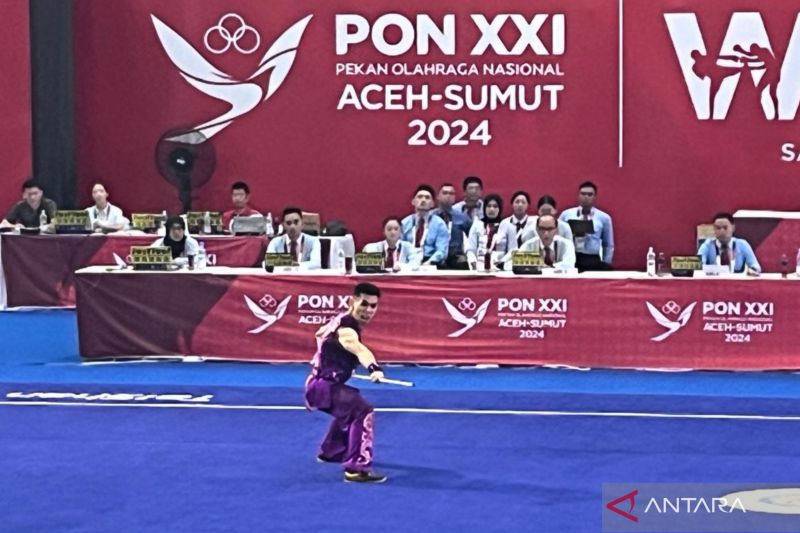 Atlet Sumatera Utara Harris Horatius tampil dalam nomor taolu nangun putra cabang olahraga wushu pada Pekan Olahraga Nasional (PON) XXI Aceh-Sumut di GOR Disporasu, Deli Serdang, Sumatera Utara, Sabtu (14/9/2024) (ANTARA/Fathur Rochman)