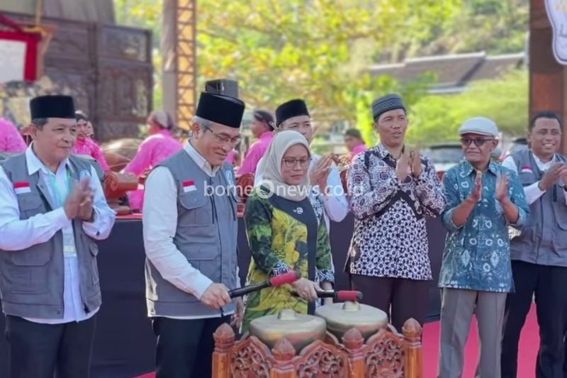 Bupati Bantul Abdul Halim Muslih saat acara Festival Budaya Imogiri di Wukirsari Kecamatan Imogiri Kabupaten Bantul Daerah Istimewa Yogyakarta. ANTARA/HO-Kominfo Bantul.