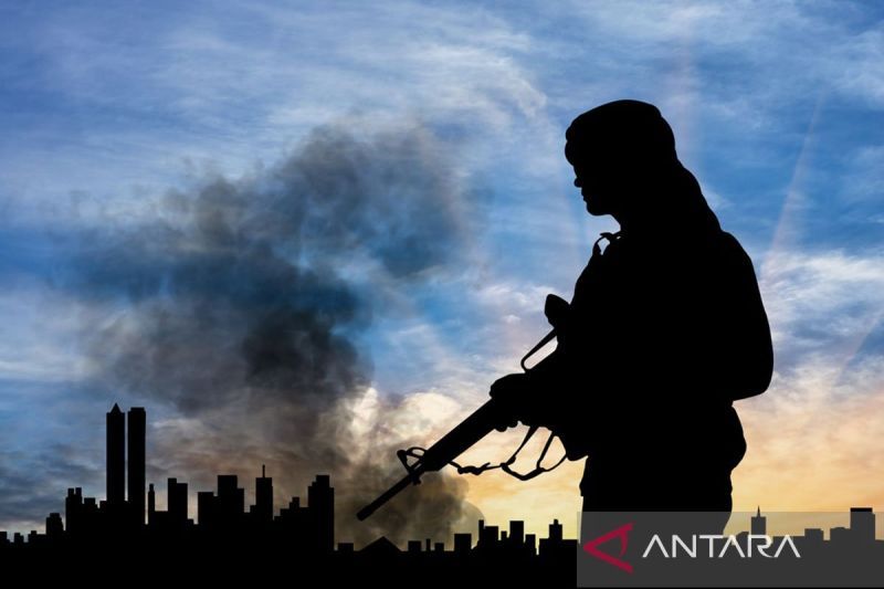Ilustrasi - Terorisme siluet di latar belakang kota dalam asap. ANTARA/Shutterstock/pri. (ANTARA/Shutterstock)