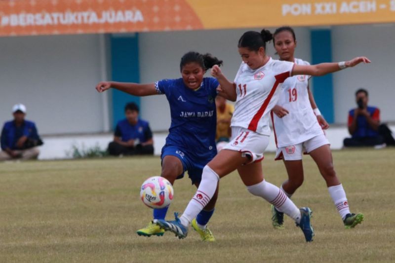Laga antara tim putri sepak bola wanita DKI Jakarta (putih) melawan Jabar (biru) pada final sepak bola putri PON 2024 (ANTARA/HO)